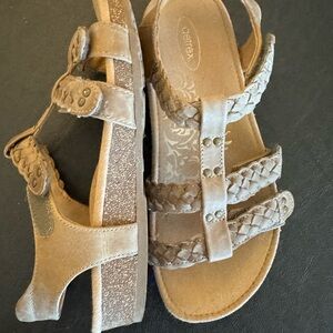 Aetrex tan suede-like Women's Sandals